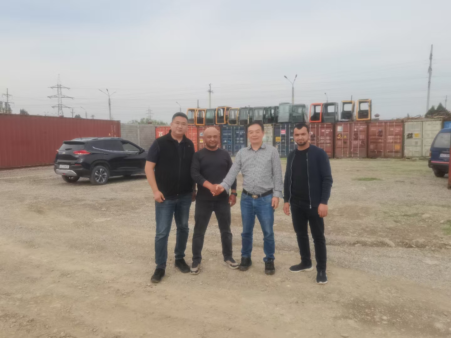 吉爾吉斯斯坦拿50畝地建中偉的專賣店和配件倉 在建的現(xiàn)場施工地.jpg